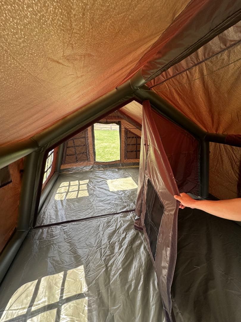 インフレータブル 大型テント　2部屋で10人以上寝れます。