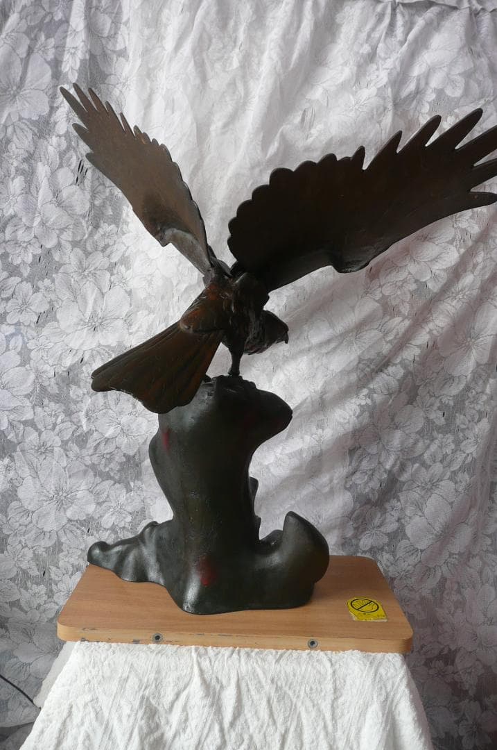 金属製、鷹鳥の置物