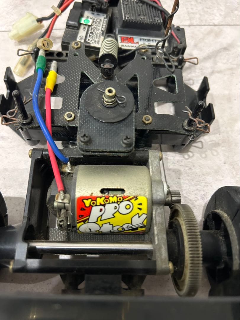 タミヤ（TAMIYA）製の1/10スケール電動RCカーザウバー C12