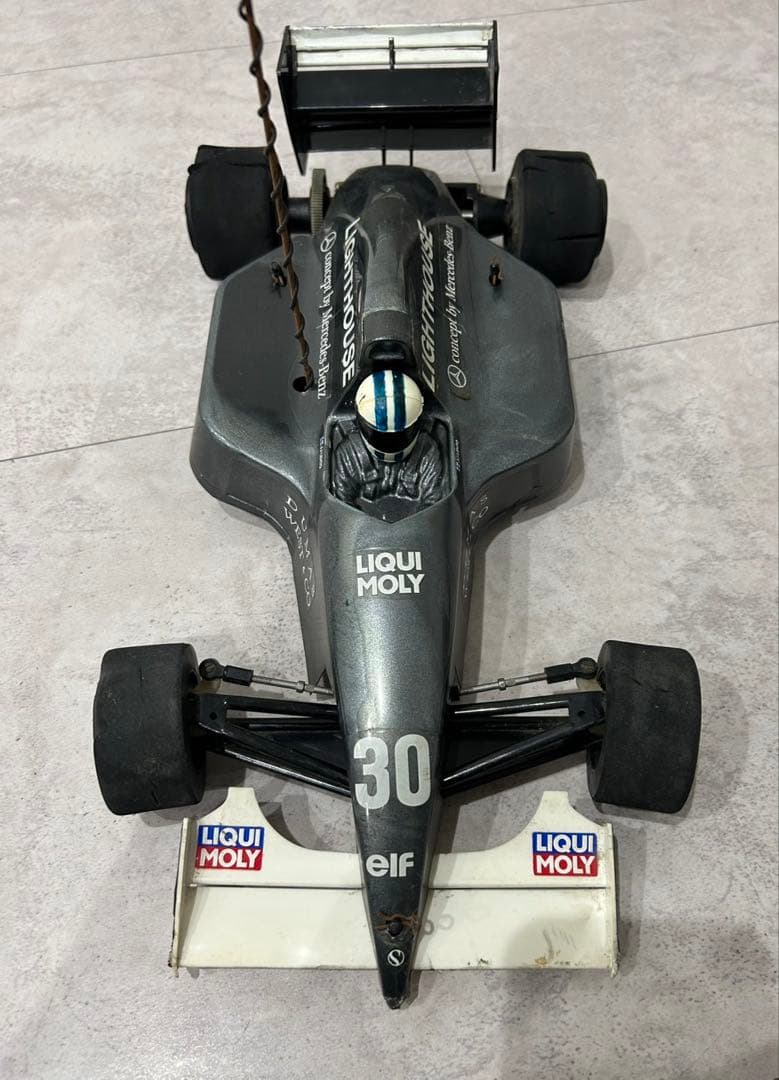 タミヤ（TAMIYA）製の1/10スケール電動RCカーザウバー C12