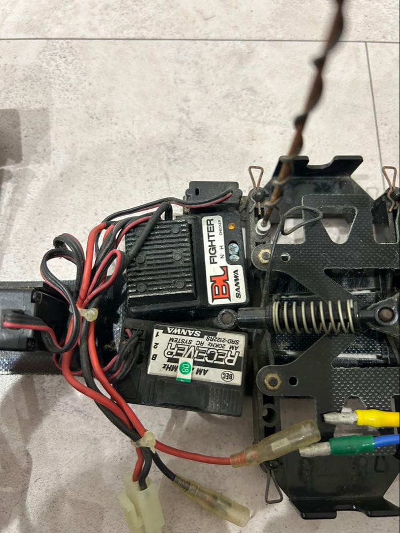 タミヤ（TAMIYA）製の1/10スケール電動RCカーザウバー C12