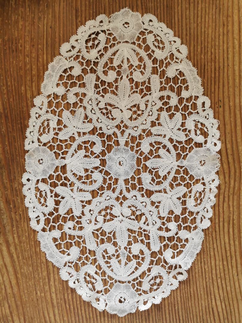 アンティークベルギー ブルージュ 草花紋様 ボビン編みリネンレースドイリー