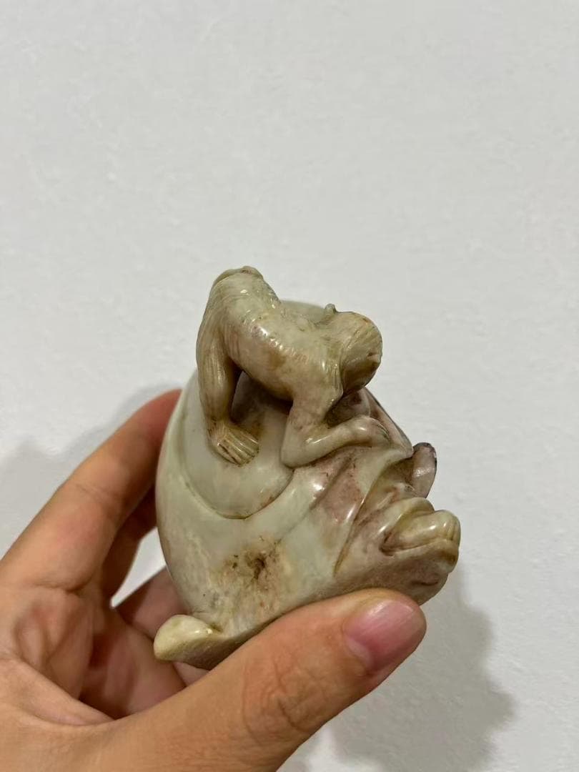 羅漢と猿の石彫刻