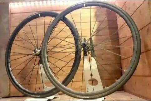 キシリウムエリート UST DISC チューブレス ホイールセット