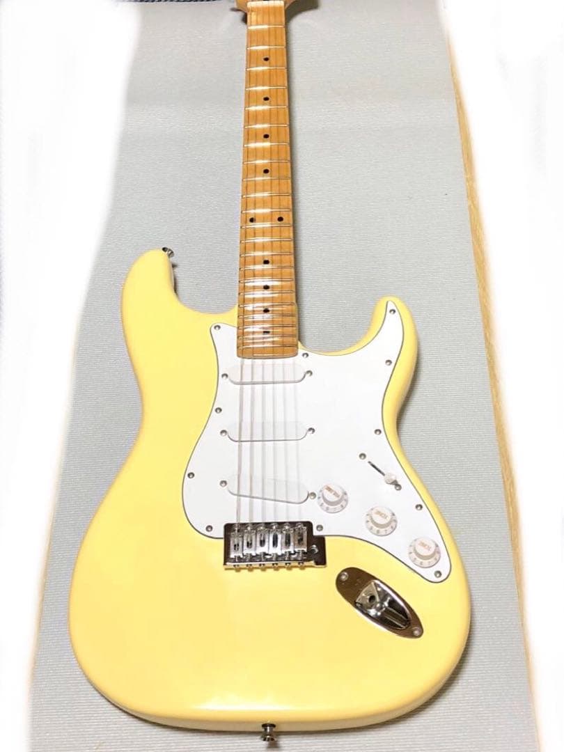 ノーブランド ストラトキャスタータイプ エレキギター (スキャロップ)