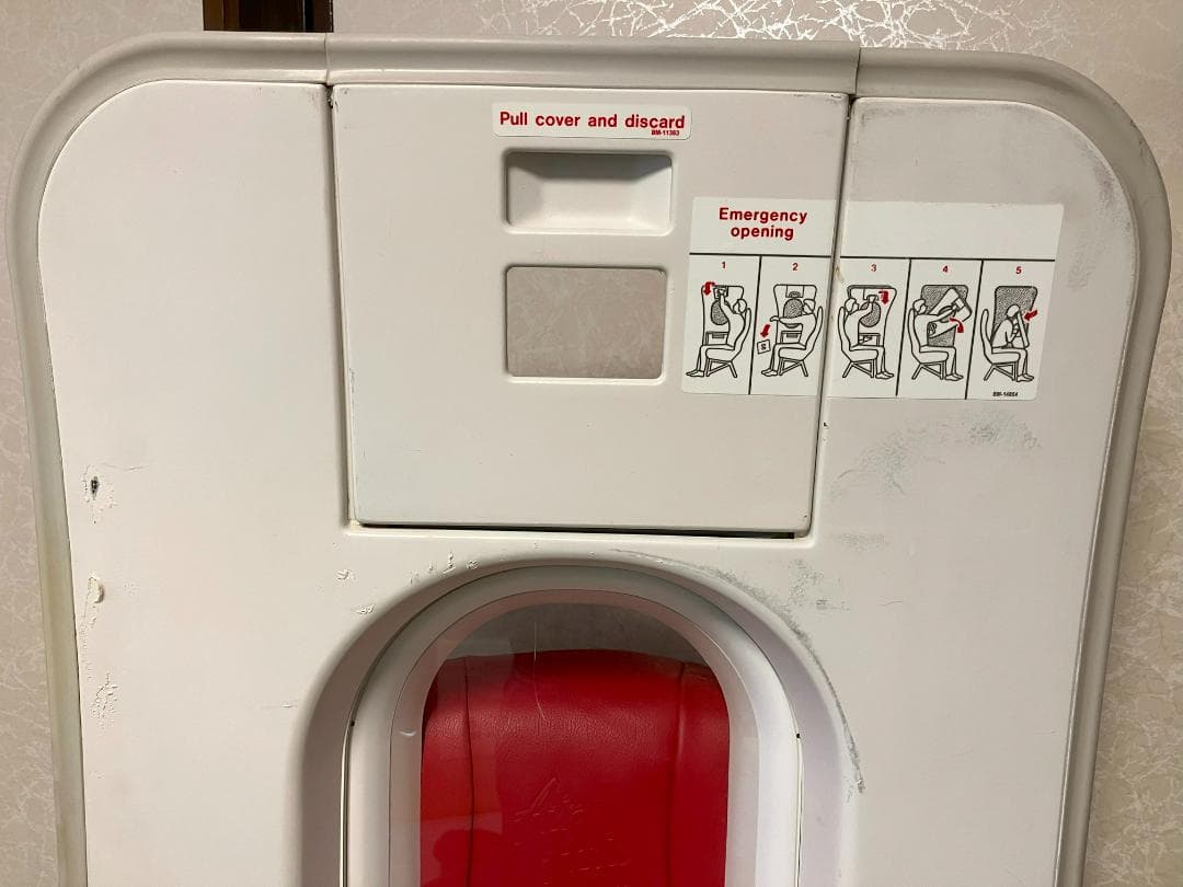 エアバスA320 AIRBUS 機内 客室 内装 壁 非常口 ウィンドウガラス