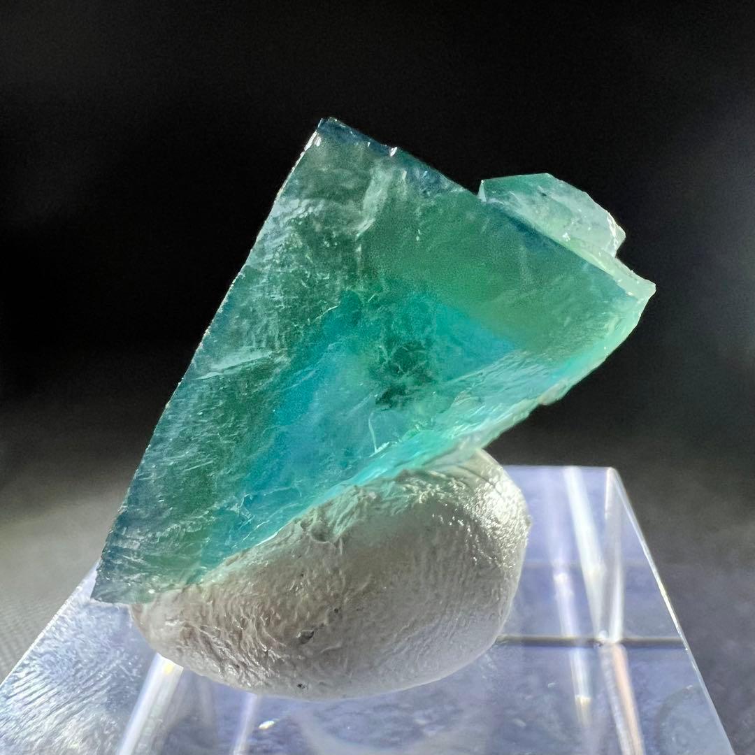 ヤオガンシャン産　「深藍色」グリーンフローライト　ライトグリーンウィンドウ