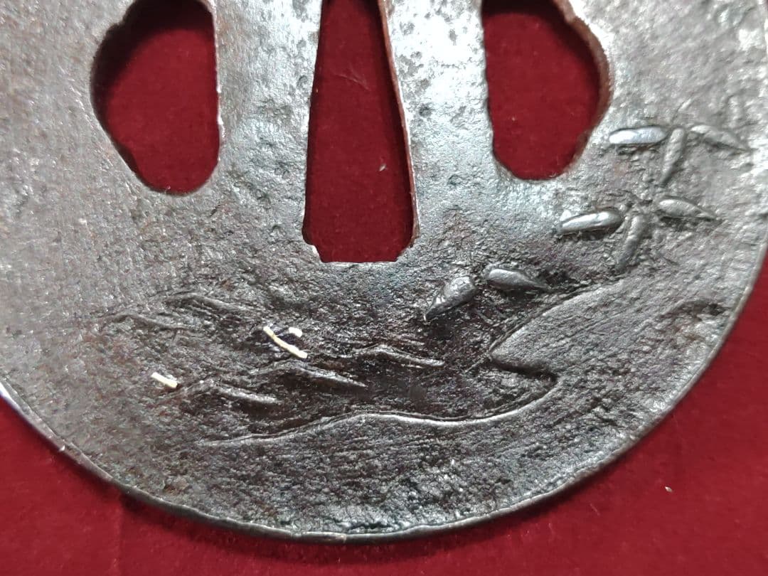 翁・笹・山水の図　鉄鍔　鐔　大鍔　覆輪　かわいい鍔　高肉彫？　鋤出高彫？　覆輪
