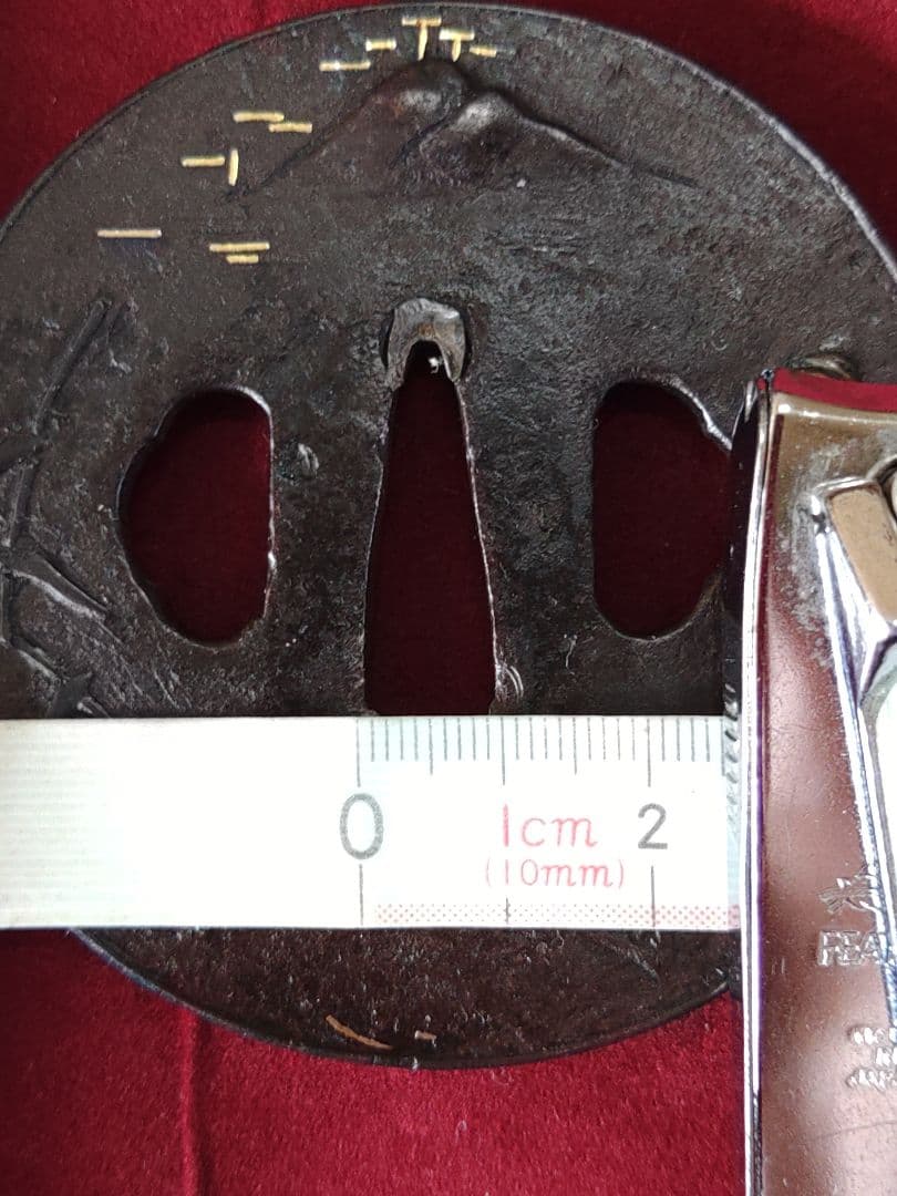 翁・笹・山水の図　鉄鍔　鐔　大鍔　覆輪　かわいい鍔　高肉彫？　鋤出高彫？　覆輪