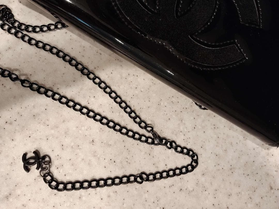 CHANEL シャネル　ノベルティ　ボア　エナメル　チェーンショルダーポーチ