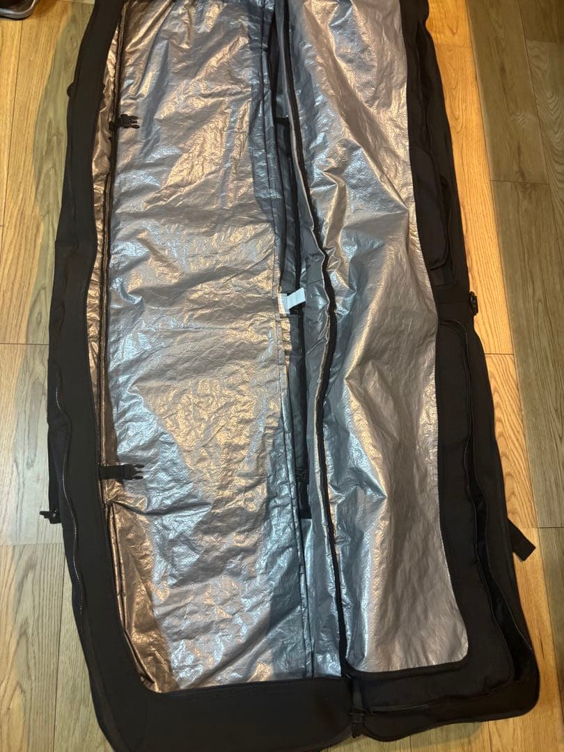 Burton ウィール付きスノーボードバッグ ブラック