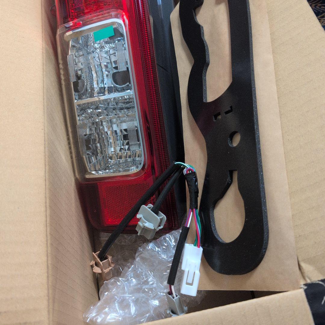 ＫＤＨ201左テールランプ。未使用