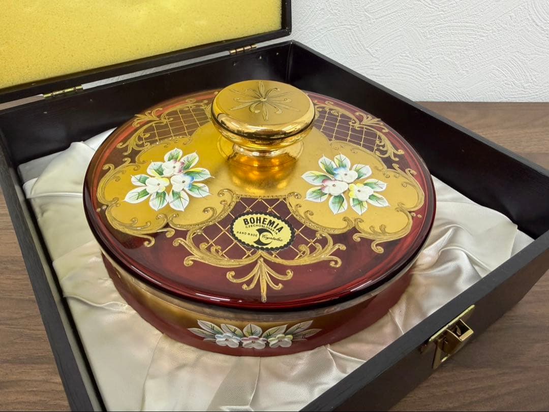 ボヘミアガラス 蓋付きボウル 金彩 木箱付き