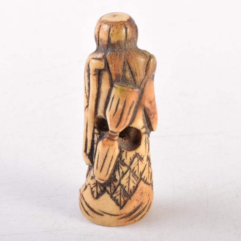 時代提げ物　獣骨製　人物像　根付　置物　V　6976