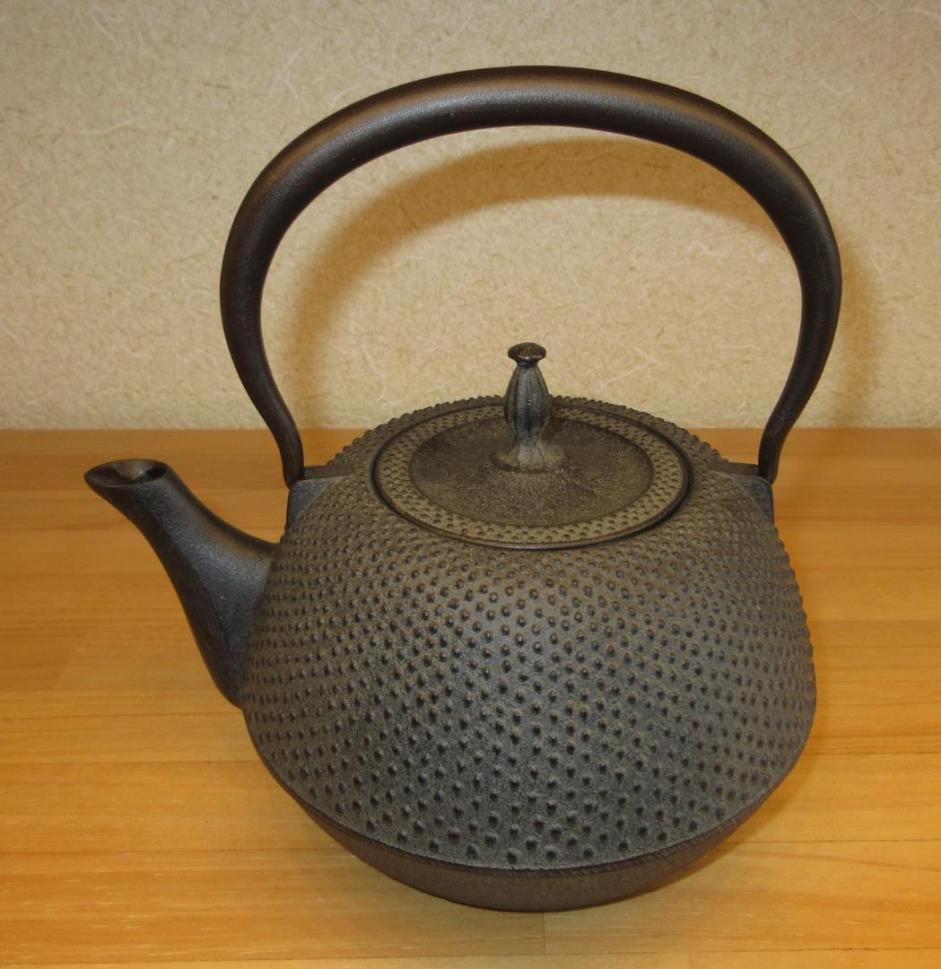 送料込【逢絢亭・新品】茶道具 鉄瓶 霰紋 IH対応 替蓋付き 日本製 紙箱入り