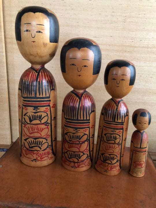 小椋久太郎作のこけし4体と保管用皮製のバック値下げしました。