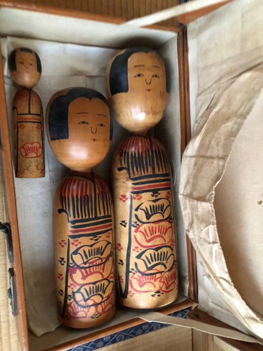 小椋久太郎作のこけし4体と保管用皮製のバック値下げしました。