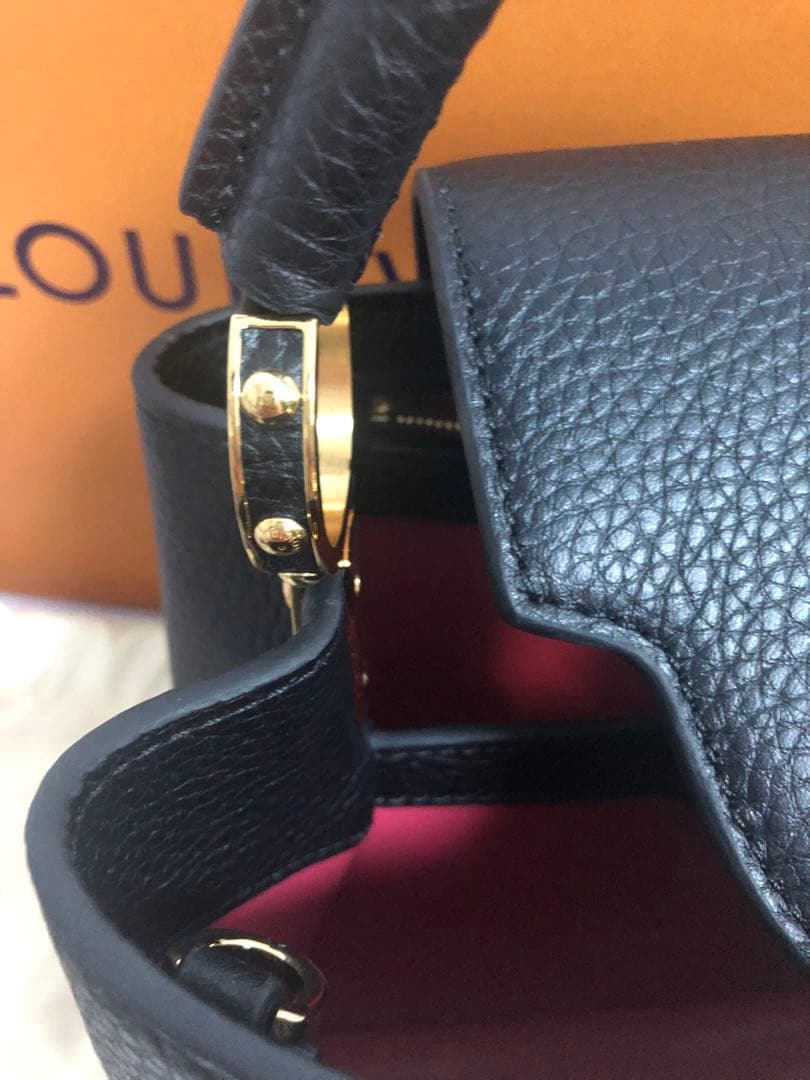 ブラックレザーショルダーバッグ