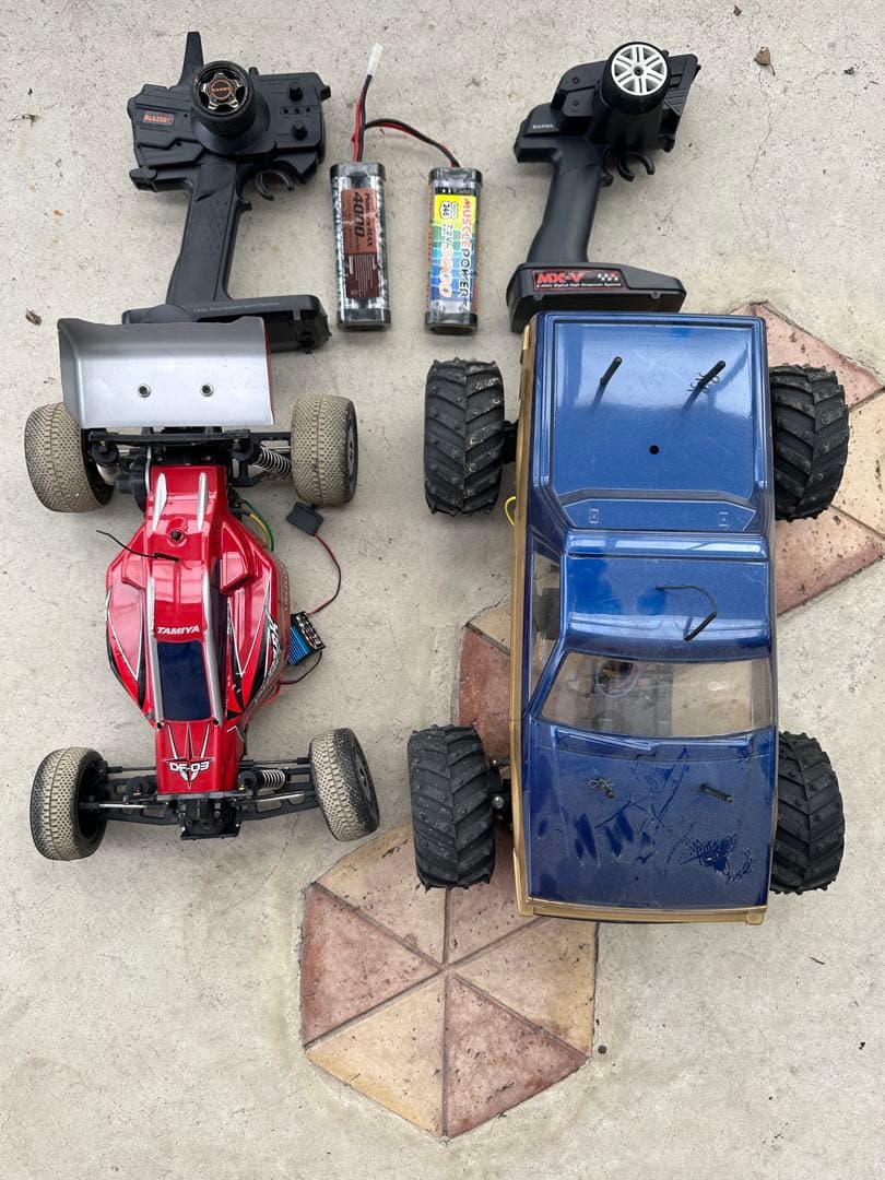 オフロードトラックラジコンカー　2台（タミヤ　他）　ジャンク品