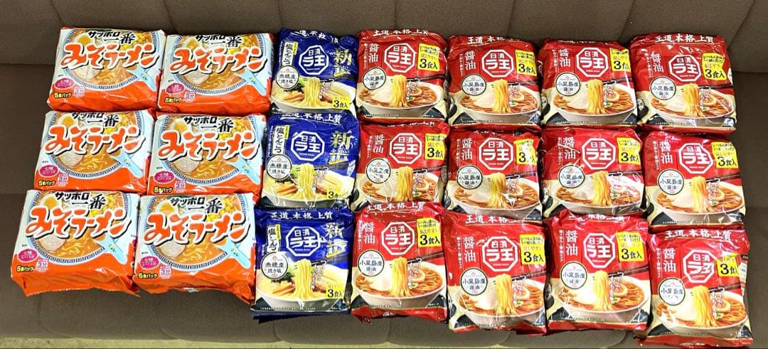 カップ麺、お菓子、飲料などの販売