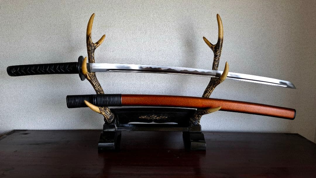 【高級居合刀】柄牛本革巻・鞘籐巻・二重刃紋　人気の2尺3寸5分、重さ鞘払851g