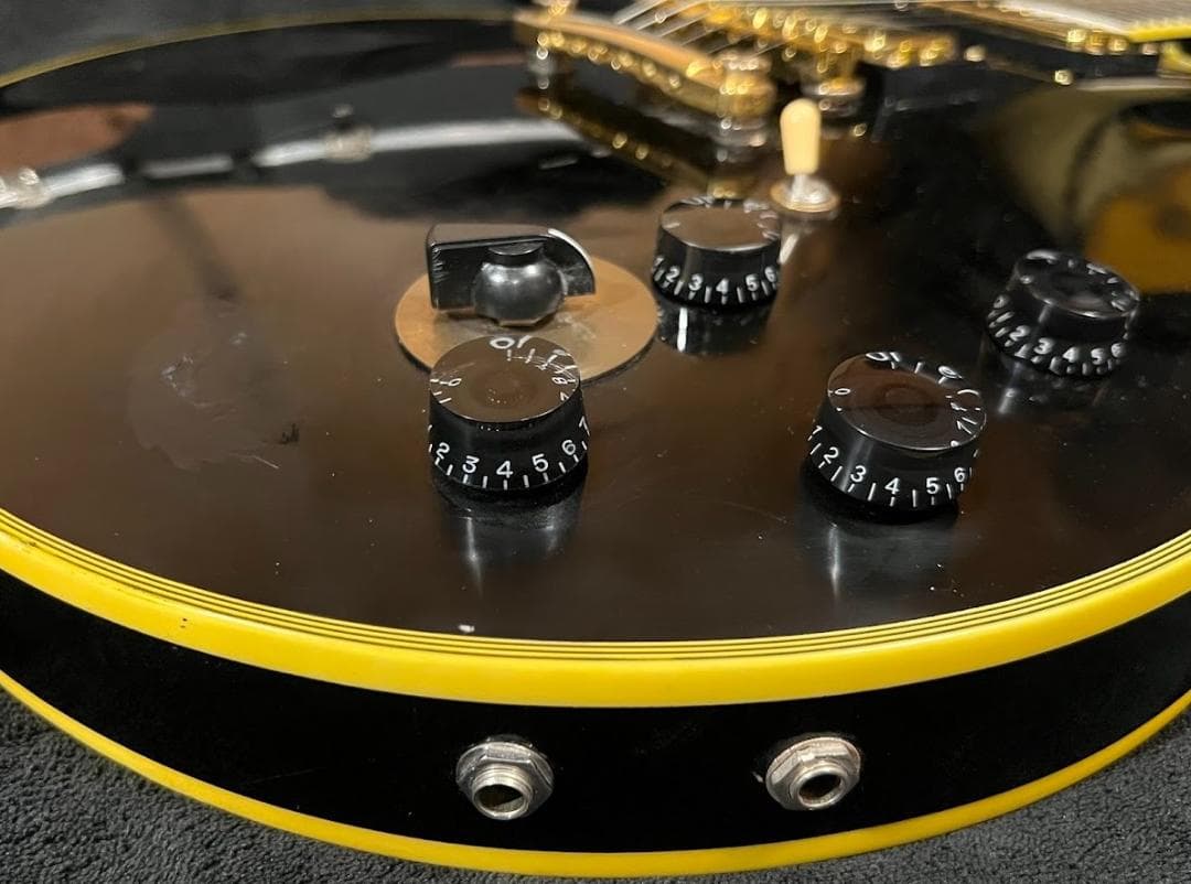 ノーブランド　ES335タイプセミホロウ（ｆホール無し）ギター傷多め・不具合無し