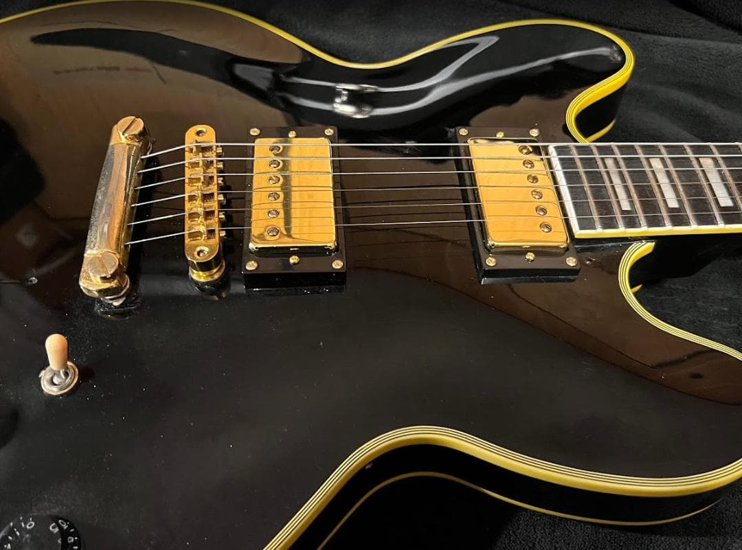 ノーブランド　ES335タイプセミホロウ（ｆホール無し）ギター傷多め・不具合無し