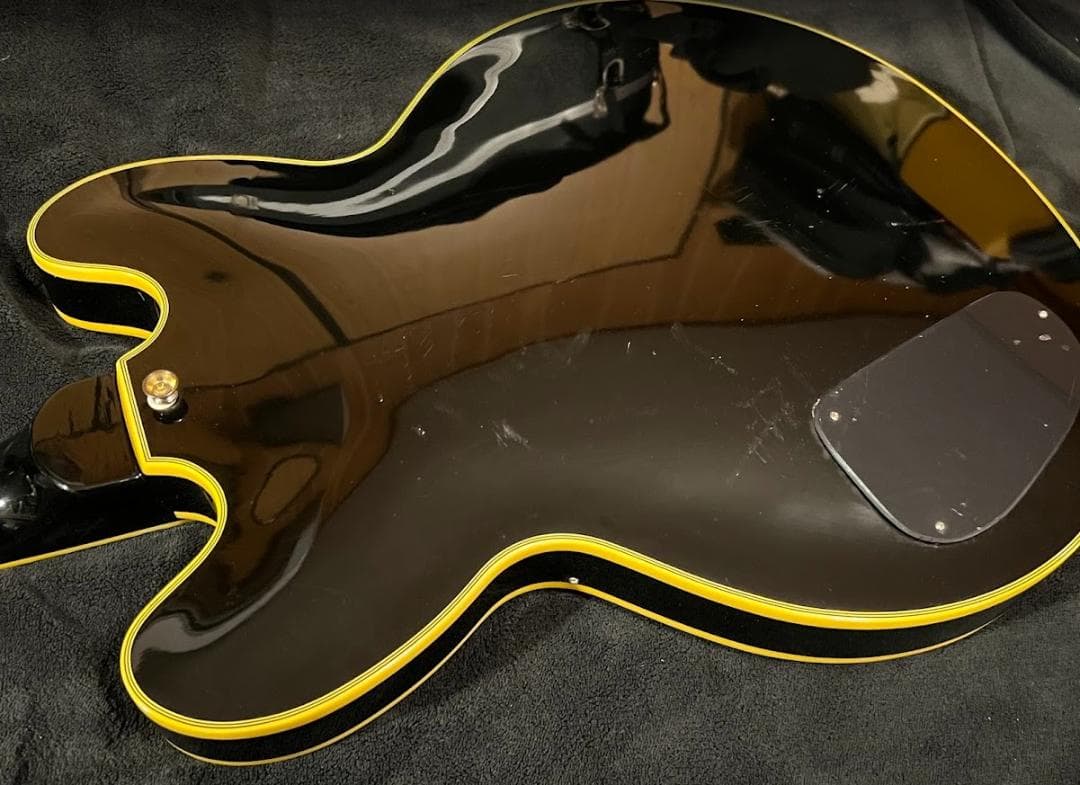 ノーブランド　ES335タイプセミホロウ（ｆホール無し）ギター傷多め・不具合無し