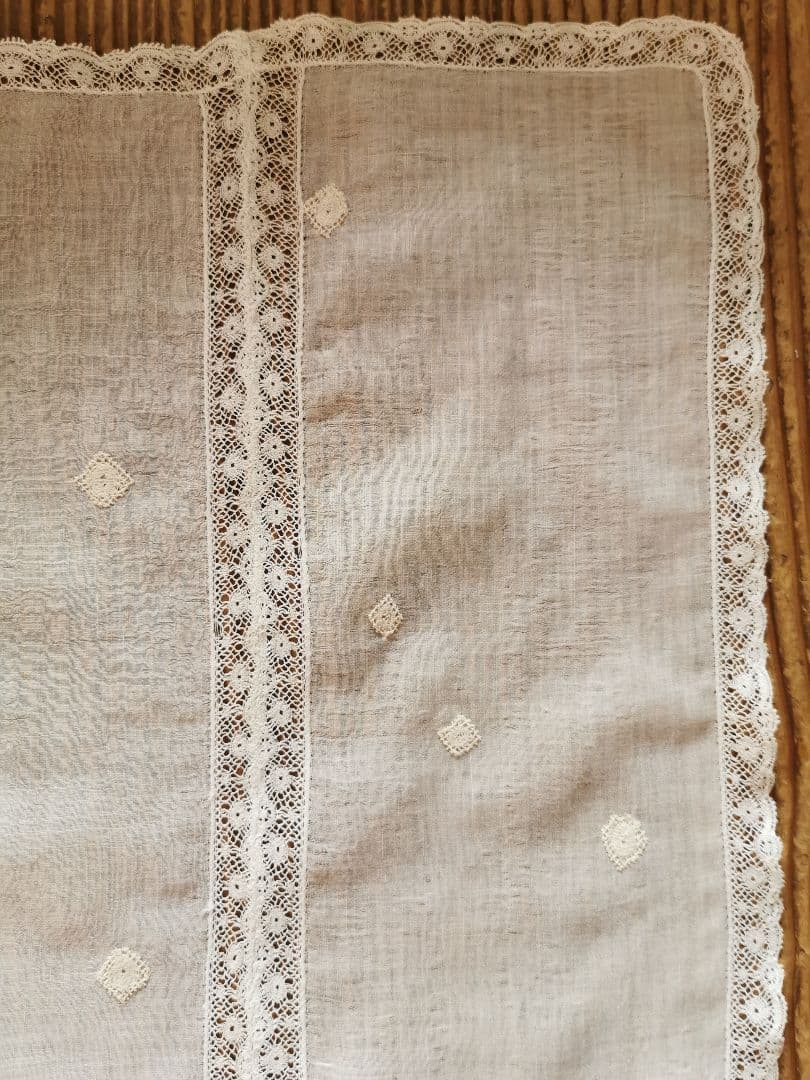 アンティーク ノルマンディーレースランナー ♢雪景色刺繍 ヴァレンシエンヌ装飾