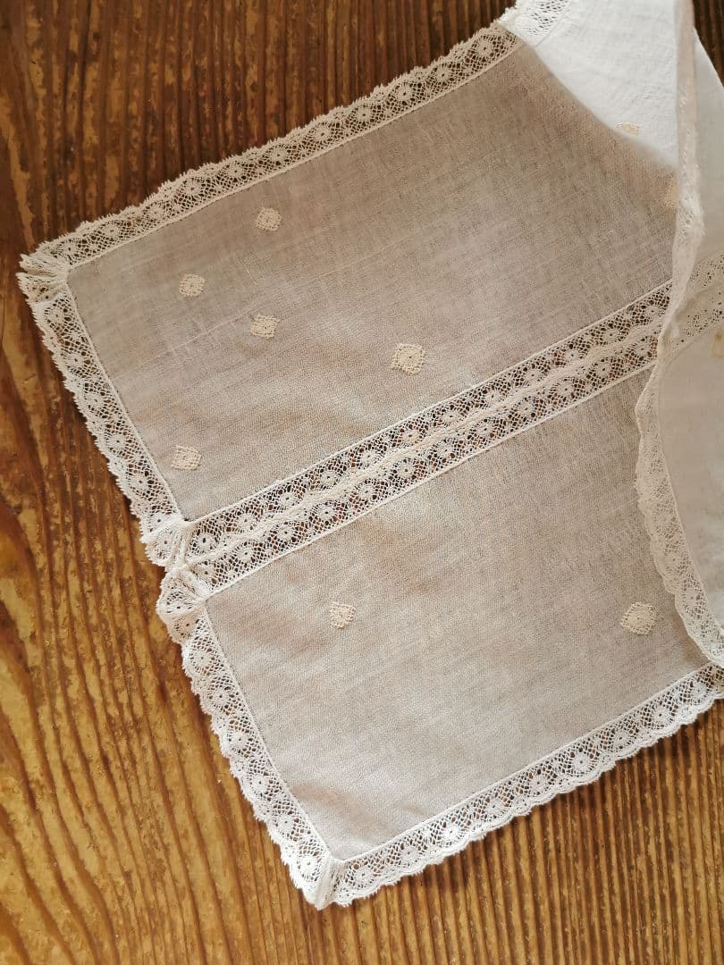 アンティーク ノルマンディーレースランナー ♢雪景色刺繍 ヴァレンシエンヌ装飾