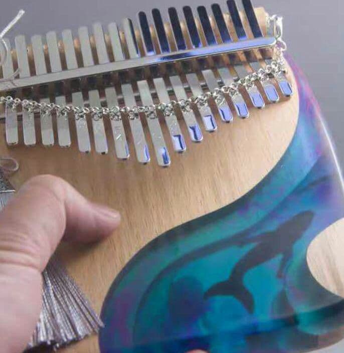 オリジナルデザインのプレート式17音親指琴カリンバ