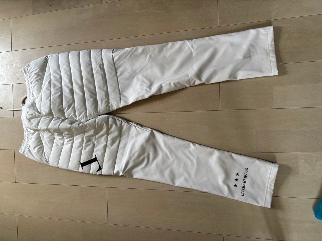 LUXEAKMPLUSホワイト 中綿ベスト、パンツセットアップ