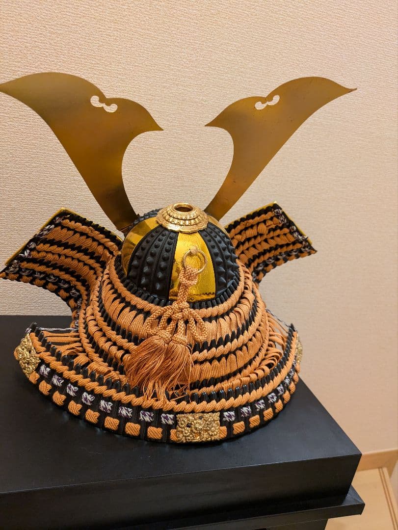 伝統的な武士の兜と獅子像のセット