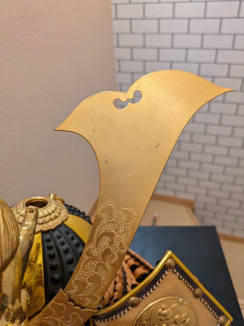 伝統的な武士の兜と獅子像のセット