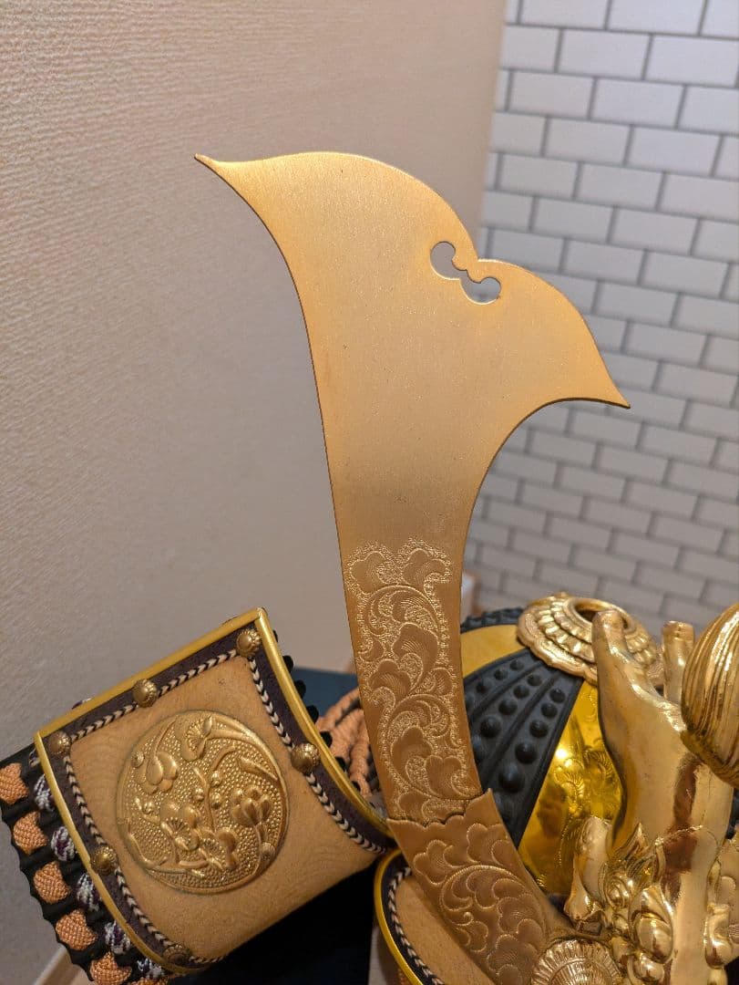 伝統的な武士の兜と獅子像のセット