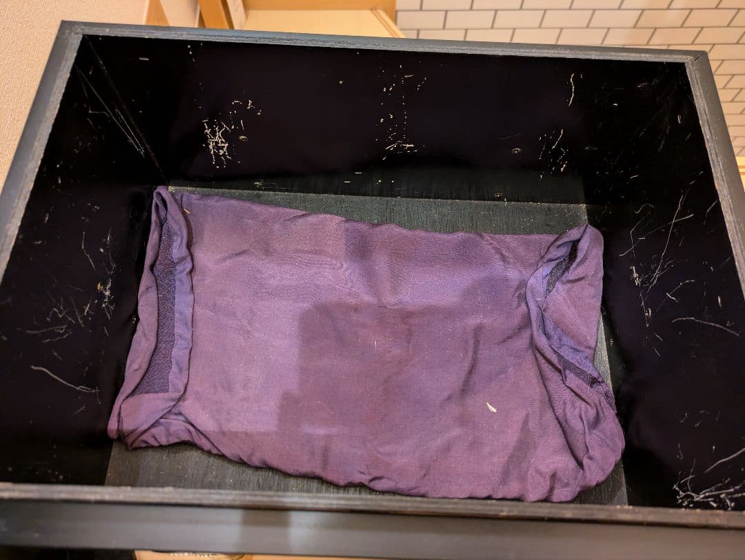 伝統的な武士の兜と獅子像のセット