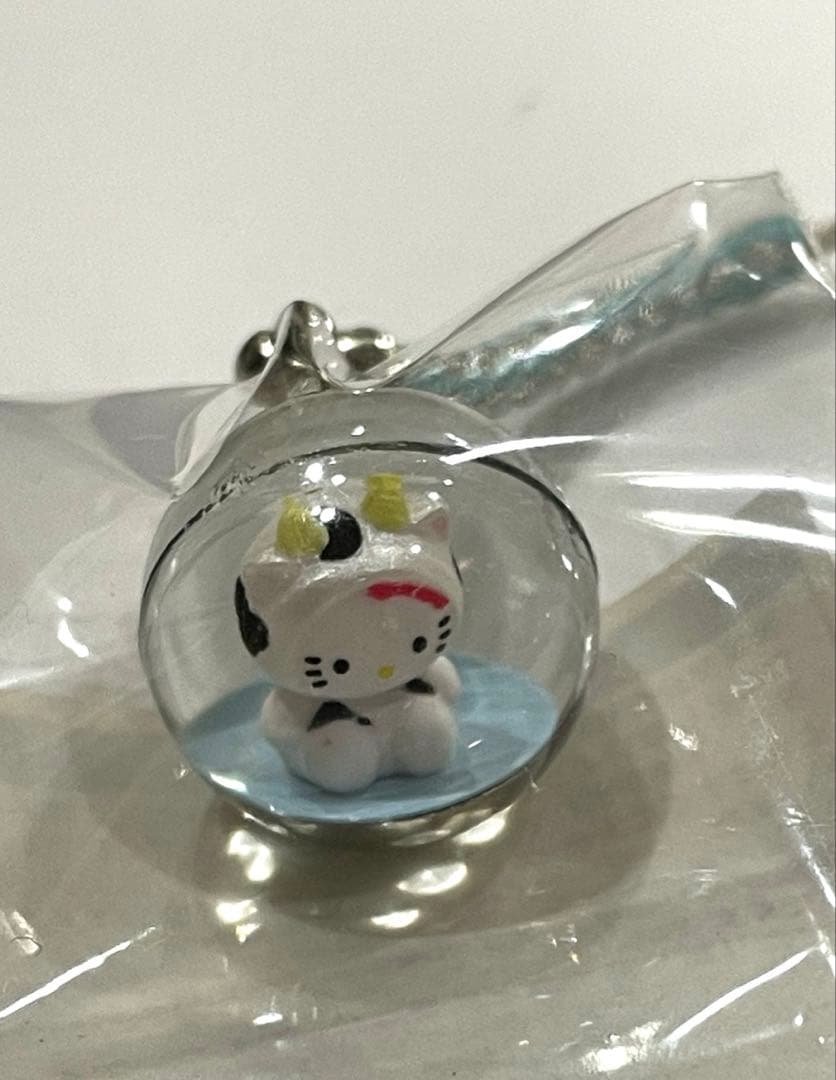 K*i様 ハローキティ 根付 ストラップ【希少】 十二支　丑　水入り丸玉根付け
