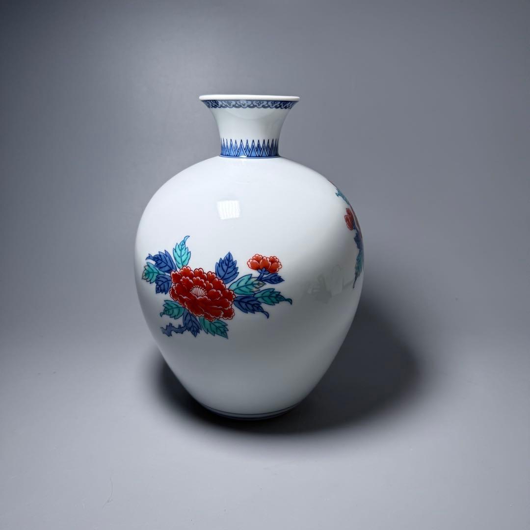 十三代　酒井田柿右衛門　錦菊花鳥文花瓶　十三代　今泉今右衛門　錦牡丹絵花瓶　二点