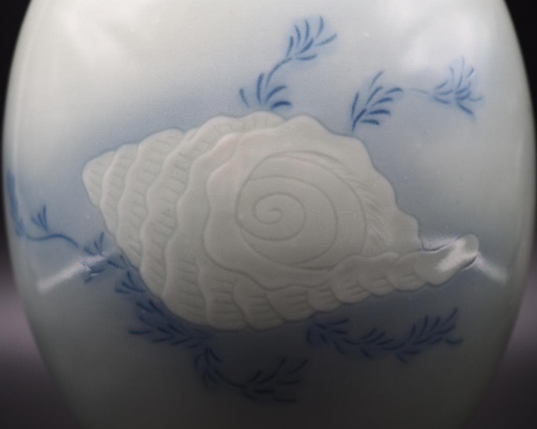 清風与平造 水彩磁 貝彫 水草文 花入 水指