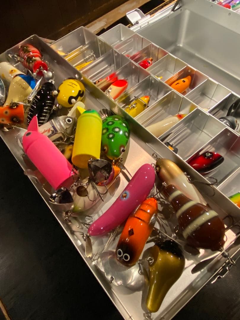 トップウォータールアーとタックルボックス