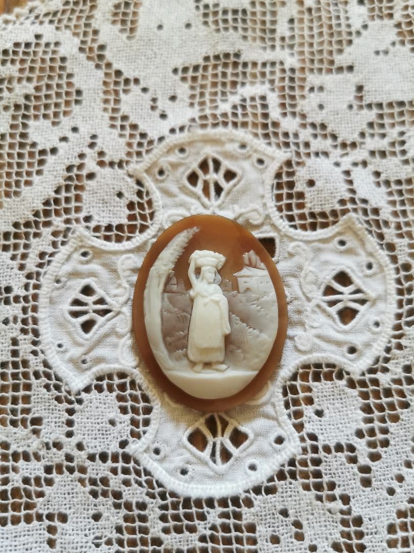 アンティークカメオ イタリア 洗濯物を運ぶ女性 人物風景画 ボビン編刺繍レース付