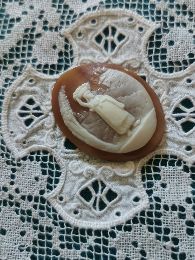 アンティークカメオ イタリア 洗濯物を運ぶ女性 人物風景画 ボビン編刺繍レース付