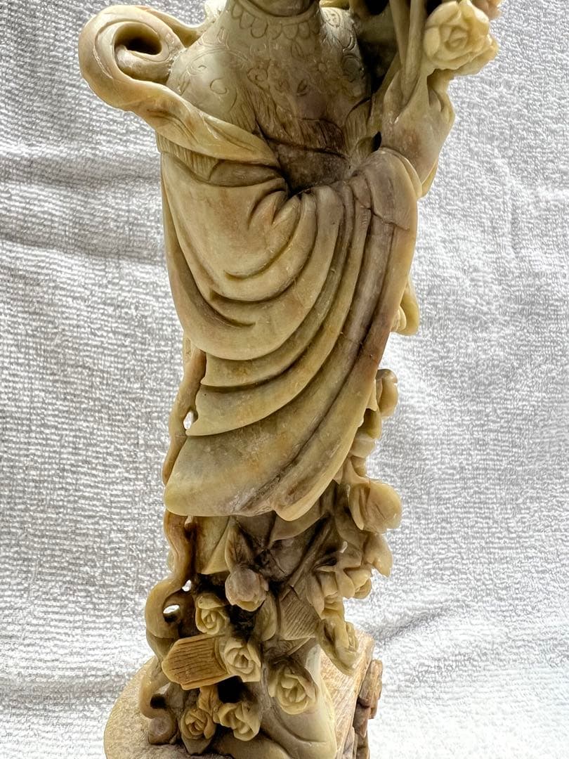 天然石　手彫り彫刻　花灯篭を持つ女性像　置物　中国美術品