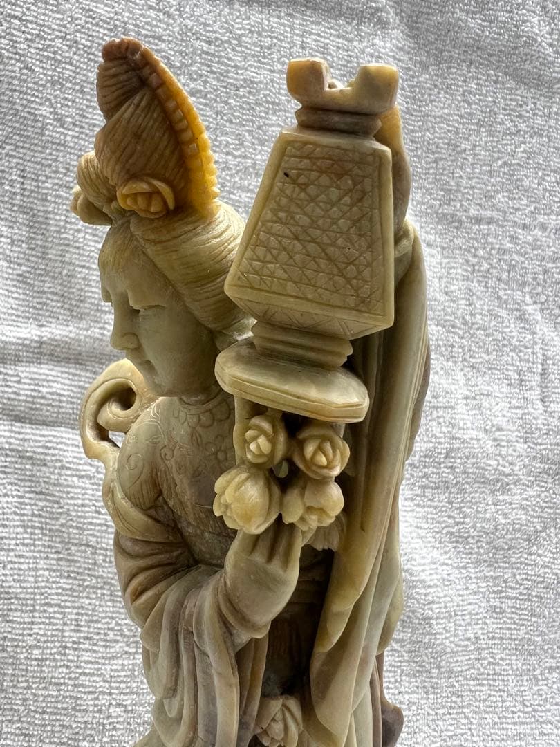 天然石　手彫り彫刻　花灯篭を持つ女性像　置物　中国美術品