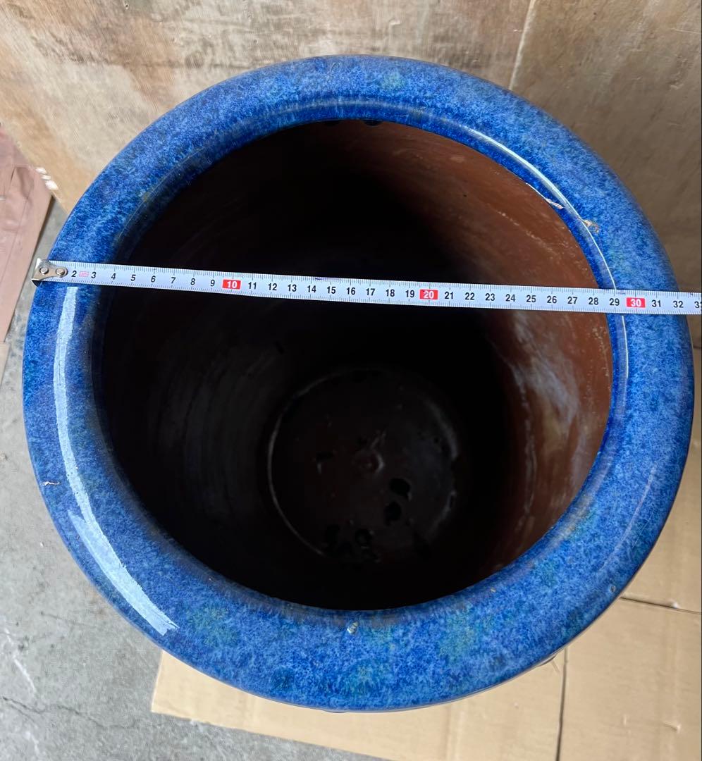 青い陶器の円筒形花瓶