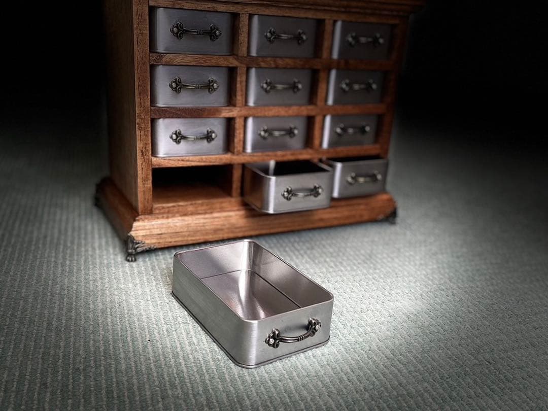 ハンドメイド　クラシックデザイン　木製収納箪笥　スチール缶　レトロ　コレクション