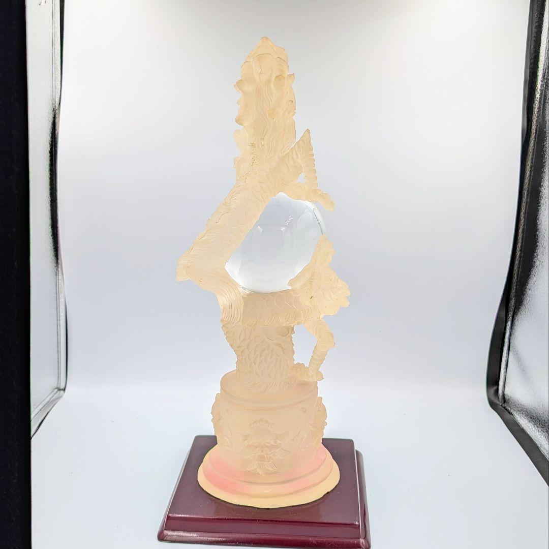 【風水・縁起物】開運龍の大型置物　水晶玉を抱える龍　台座付き