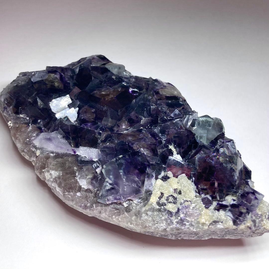 蛍石 ゾーニング パープル フローライト 母岩付き 原石 鉱物 鉱石 天然石