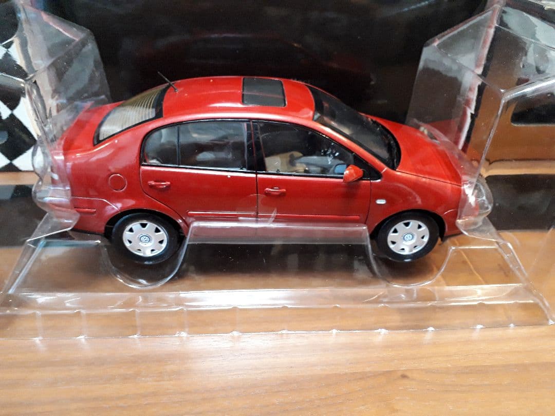 激レア VW POLO フォルクスワーゲン ポロ セダン 1/18 絶版ミニカー