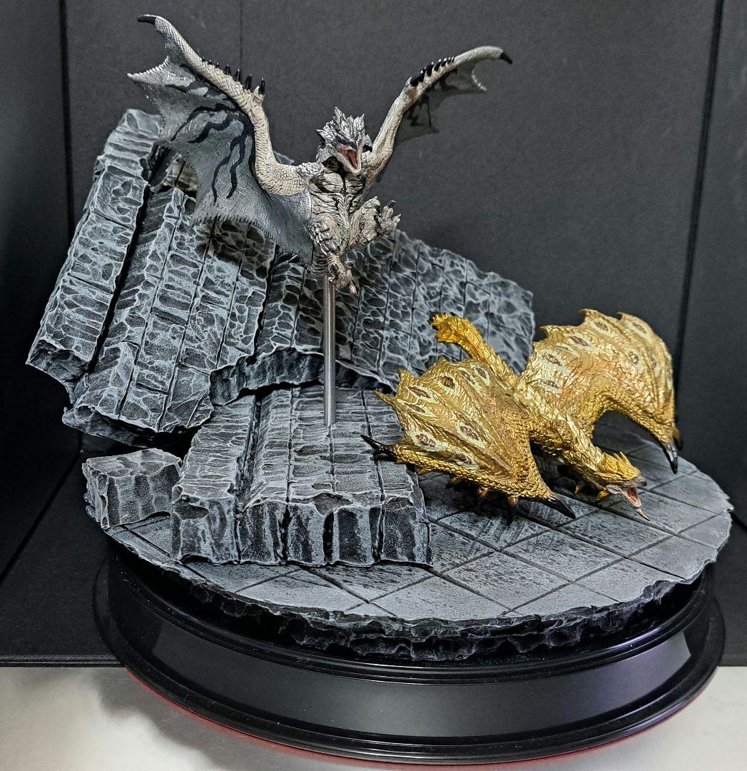 モンハン　リオレウス希少種&リオレイア希少種　フィギュア　+　ジオラマ台座②